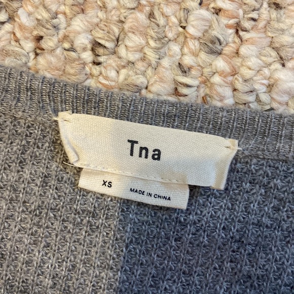Grey waffle knit TNA sweater - Picture 2 of 3